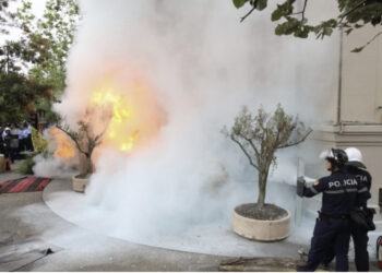 Opozita u vë zjarrin gomave para bashkisë Tiranë