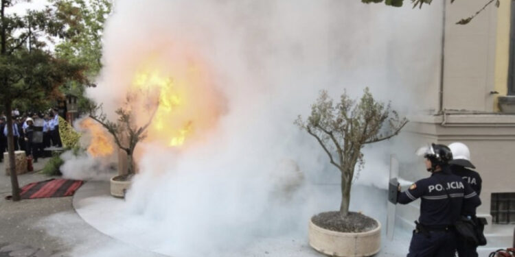 Opozita u vë zjarrin gomave para bashkisë Tiranë