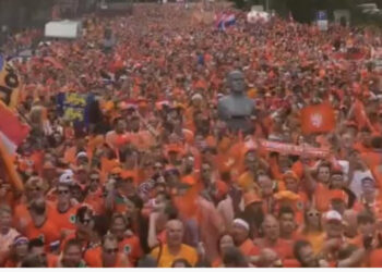 VIDEO/ Holandezët “imitojnë” shqiptarët, rrugët e Hamburgut mbushen plot