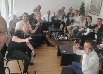 FOTO/ Festa brenda selisë blu pasi i morën vulën Bashës