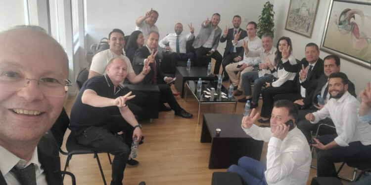 FOTO/ Festa brenda selisë blu pasi i morën vulën Bashës