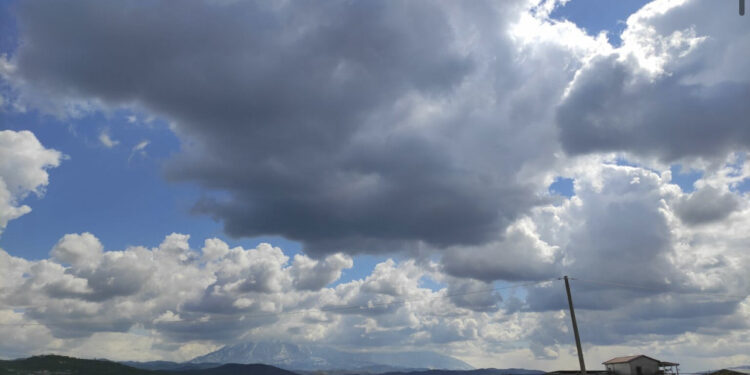 Rrufe dhe shtrëngata/ Qytetet ku do të bjerë shi