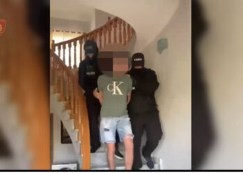 Kalonin shqiptarë me dokumente false në Angli, Irlandë dhe Spanjë, shkatërrohet banda