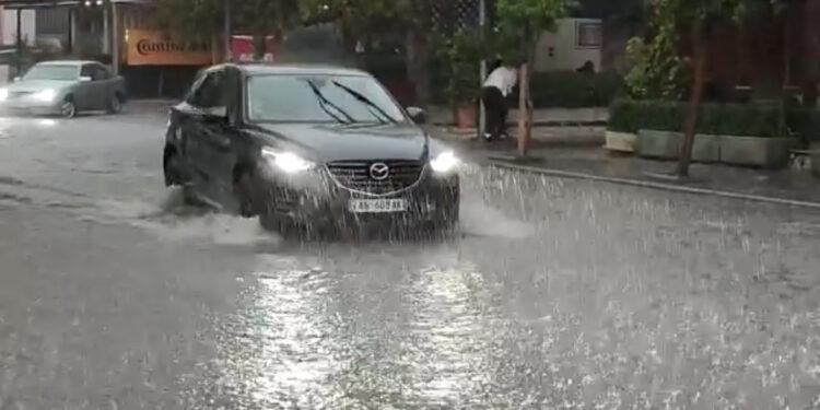 Shi në Tiranë, ‘çmendet’ moti