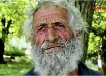 E quajnë “Tarzan”/ 76-vjeçari nga Rrajca që fle mbi pemë, në qiell të hapur