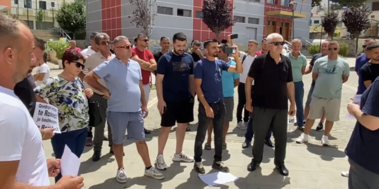 Edi Rama dhe Majlinda Bufi duan t’i vrasin me termocentral, banorët e Suk1 hidhen në protestë përsëri para bashkisë Roskovec