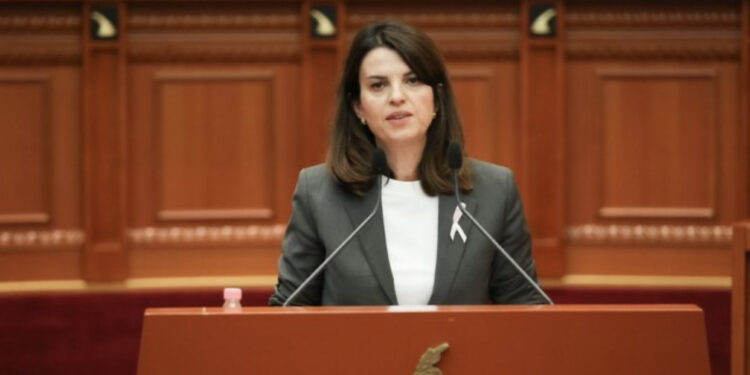 “Jep dorëheqjen”/ Ministrja Koçiu flet për skandalin tek Onkologjiku