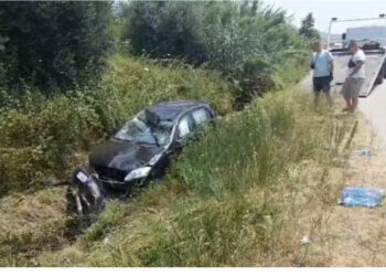 Shoferja tenton të parakalojë dy makina, por godet një “Toyota” dhe e hedh në kanal