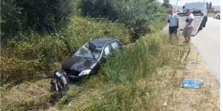 Shoferja tenton të parakalojë dy makina, por godet një “Toyota” dhe e hedh në kanal