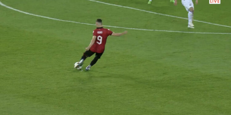 LIVE/ Asani show! Po, po sërish ai, gjithmonë ai! Çfarë perle vjen sërish nga këmbëmagjiku, Shqipëria në delir me golin e dytë