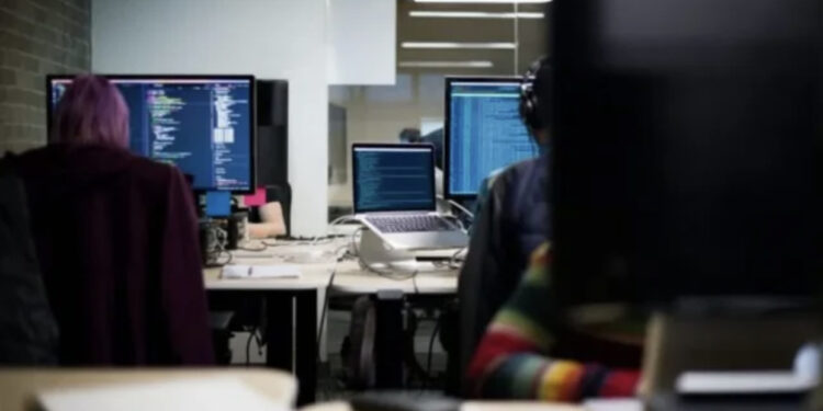 “Do kryej vetëvrasje”/ Zhvatën 4.7 mln € nga qindra italianë përmes mashtrimit, media zbardh telefonatat, ‘viktima’: Kam investuar 31 mijë euro…