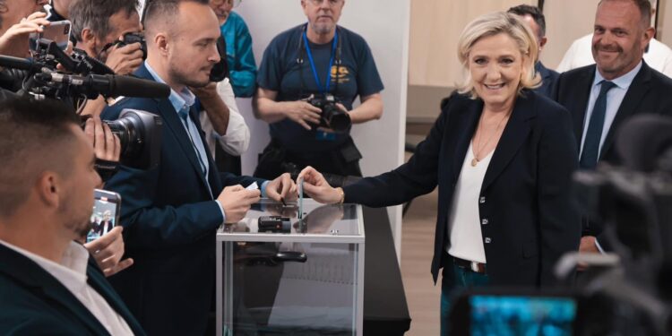 Sondazhet: Partia e Le Pen fiton rundin e parë të zgjedhjeve në Francë