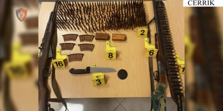 Cërrik, dhunoi gruan dhe djalin, arrestohet 45-vjeçari, sekuestrohen armë e municione