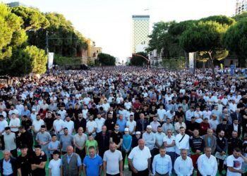 Kurban Bajrami/ Besimtarët falin Namazin në sheshet kryesore të qyteteve