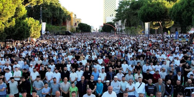 Kurban Bajrami/ Besimtarët falin Namazin në sheshet kryesore të qyteteve