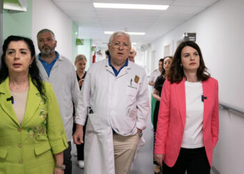 Skandali te Onkologjiku/ Ministrja shkarkon mjekët: S’e meritojnë bluzën e bardhë