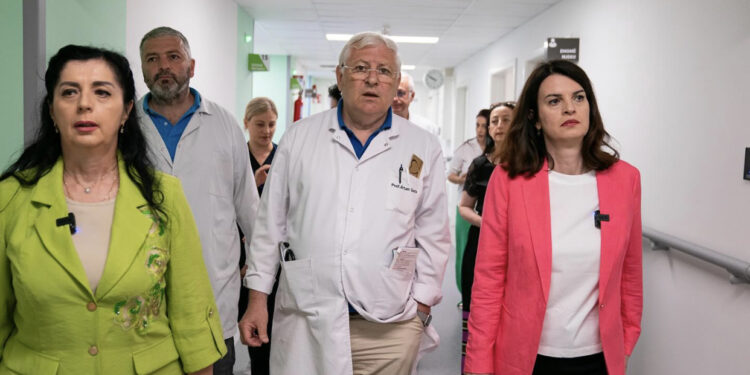 Skandali te Onkologjiku/ Ministrja shkarkon mjekët: S’e meritojnë bluzën e bardhë