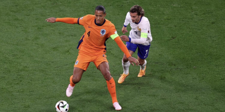 VIDEO/ Ritëm i lartë dhe raste të shpërdoruara, Holanda dhe Franca ‘luftë’ në 45 minutat e para