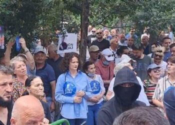 FOTO/ Protesta e 12-të para bashkisë, e pranishme edhe Argita Malltezi