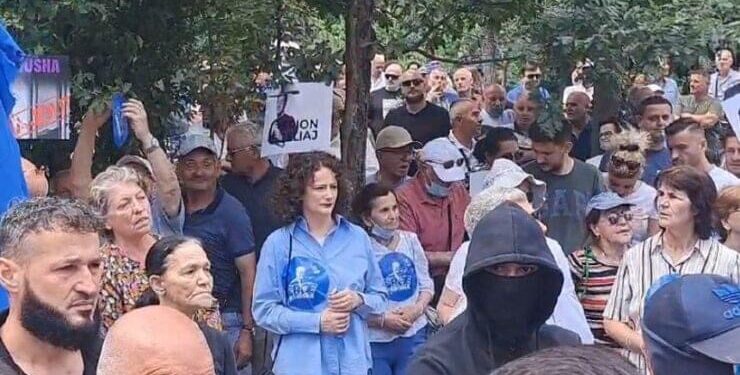 FOTO/ Protesta e 12-të para bashkisë, e pranishme edhe Argita Malltezi