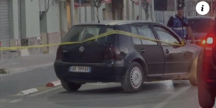 Aksident në Vlorë, makina përplas këmbësoren, dërgohet në spital