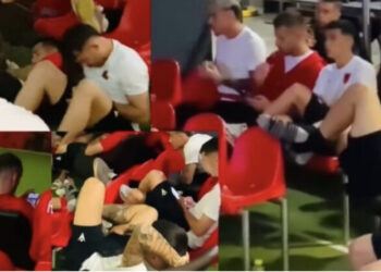 VIDEO/ Kuqezinjtë e kombëtares ndjekin së bashku Spanjë-Itali, tifozët i kritikojnë: Të gjithë me telefona në dorë!