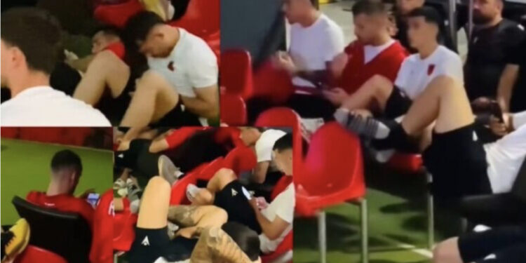 VIDEO/ Kuqezinjtë e kombëtares ndjekin së bashku Spanjë-Itali, tifozët i kritikojnë: Të gjithë me telefona në dorë!