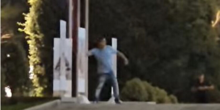 Qëlloi me gurë kryeministrinë, policia neutralizon një person