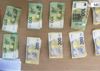 Tentoi të fuste 15 mijë euro të padeklaruara në Shqipëri, e pëson keq malazezi