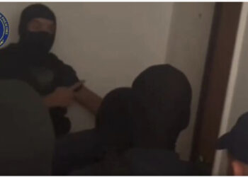 Agjentët e AMP i shqyejnë derën, arrestohet polici që përndiqte dhe përplasi me makinë kolegen e Vlorës! 