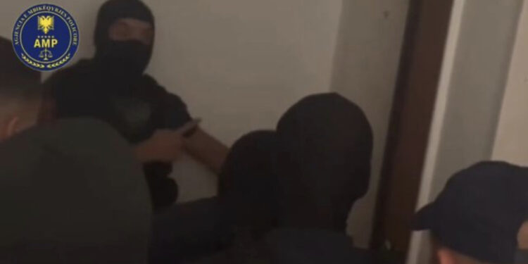 Agjentët e AMP i shqyejnë derën, arrestohet polici që përndiqte dhe përplasi me makinë kolegen e Vlorës!