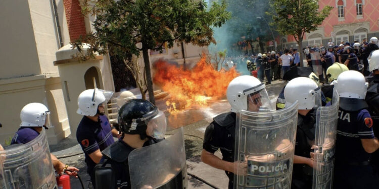 Protestë e 13-të, fjalime dhe molotov poshtë zyrës së Veliajt