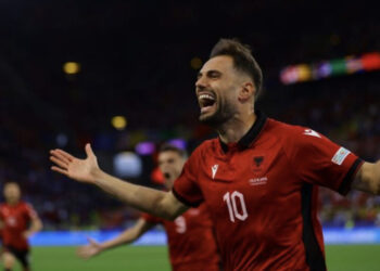 VIDEO/ Goli i shpejtë i Nedim Bajramit “fikson” Europën, komentatori grek nuk përmbahet