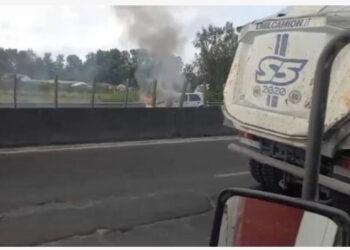 Përfshihet nga flakët makina në ecje në autostradën Tiranë-Durrës