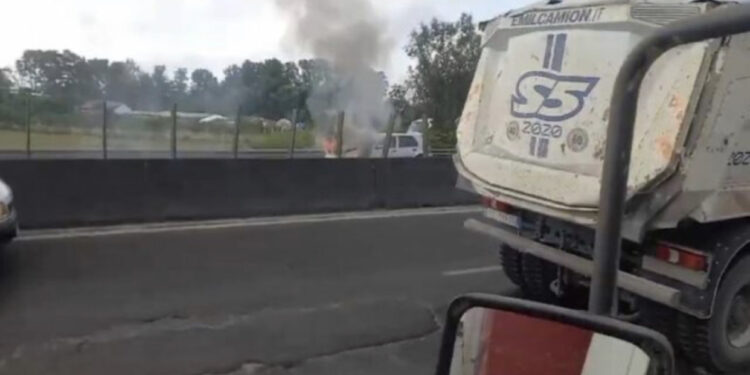 Përfshihet nga flakët makina në ecje në autostradën Tiranë-Durrës