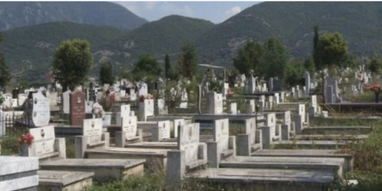 Vajza vjen çdo natë në varreza, qan dhe pastaj zhduket si me magji, policia po tmerrohet nga kjo ngjarje e pazakontë