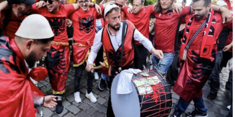 Media angleze bënë klasifikimin për tifozerinë në ‘Euro 24’: Ja ku renditet tifozëria shqiptare