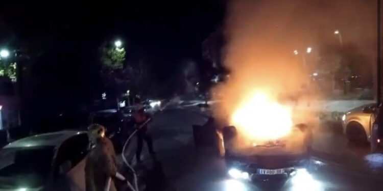 Vlorë, makina merr flakë, shpëton drejtuesi