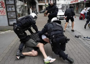 Djali i Vuçiç merret me dhunë nga truprojat pasi donte t’i bashkohej përleshjes së tifozëve