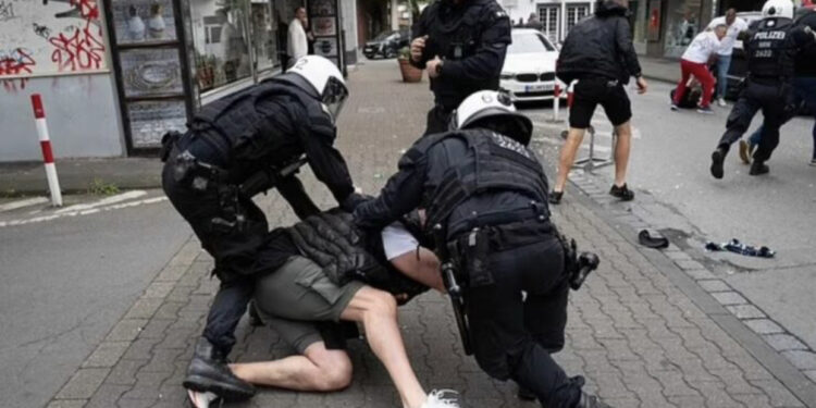 Djali i Vuçiç merret me dhunë nga truprojat pasi donte t’i bashkohej përleshjes së tifozëve