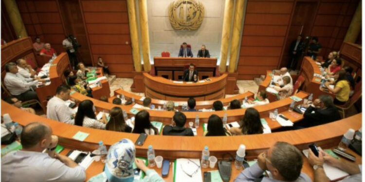 Mbledhja e Këshillit Bashkiak plot debate, socialistët miratuan buxhetin pa opozitën