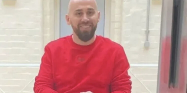 Shqiptari i dënuar në Angli del live në Tik Tok dhe kërkon para, “The Sun”: Flet me Kozakun dhe…