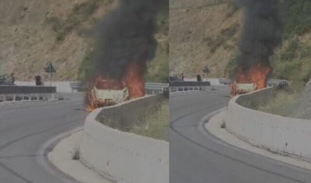 Vlorë, makina merr flakë, shpëton drejtuesi dhe pasagjeri