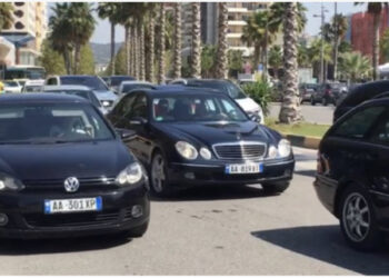 Temperaturat e larta/ Pushuesit “dynden” drejt bregdetit, trafik i rënduar në Vlorë