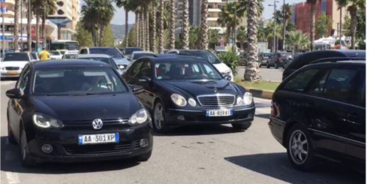 Temperaturat e larta/ Pushuesit “dynden” drejt bregdetit, trafik i rënduar në Vlorë