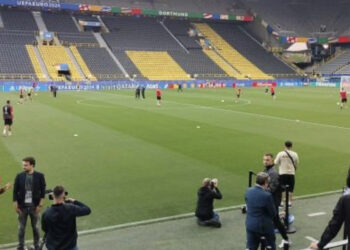 Në Itali i tremben “murit kuqezi” të “Signal Iduna Park”, ja çfarë shkruajnë mediat