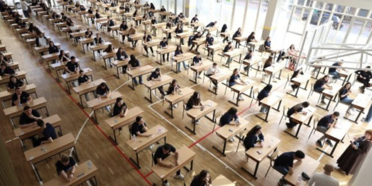 Matura Shtetërore, maturantët i nënshtrohen provimit të fundit me zgjedhje