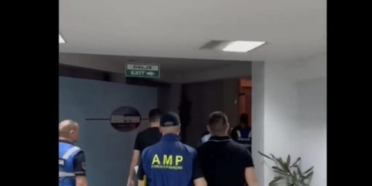 Nga 50 deri në 500 euro për udhëtarët problematikë, ja momenti kur AMP arreston punonjësit e Rinasit