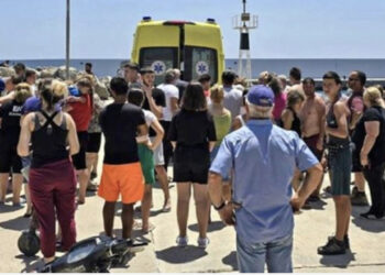 Iku fshehurazi nënës të lahej në det, por u mbyt! Mblidhen 6000 euro për 7-vjeçarin shqiptar, prindërit duan ta varrosin në atdhe