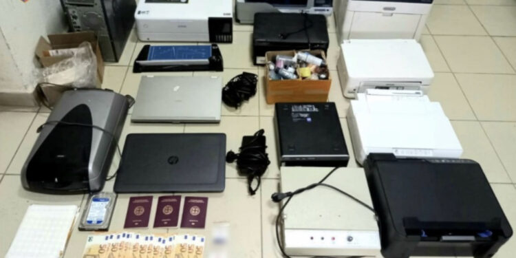 Korçë, prodhonte dokumente të falsifikuara, arrestohet 58-vjeçari